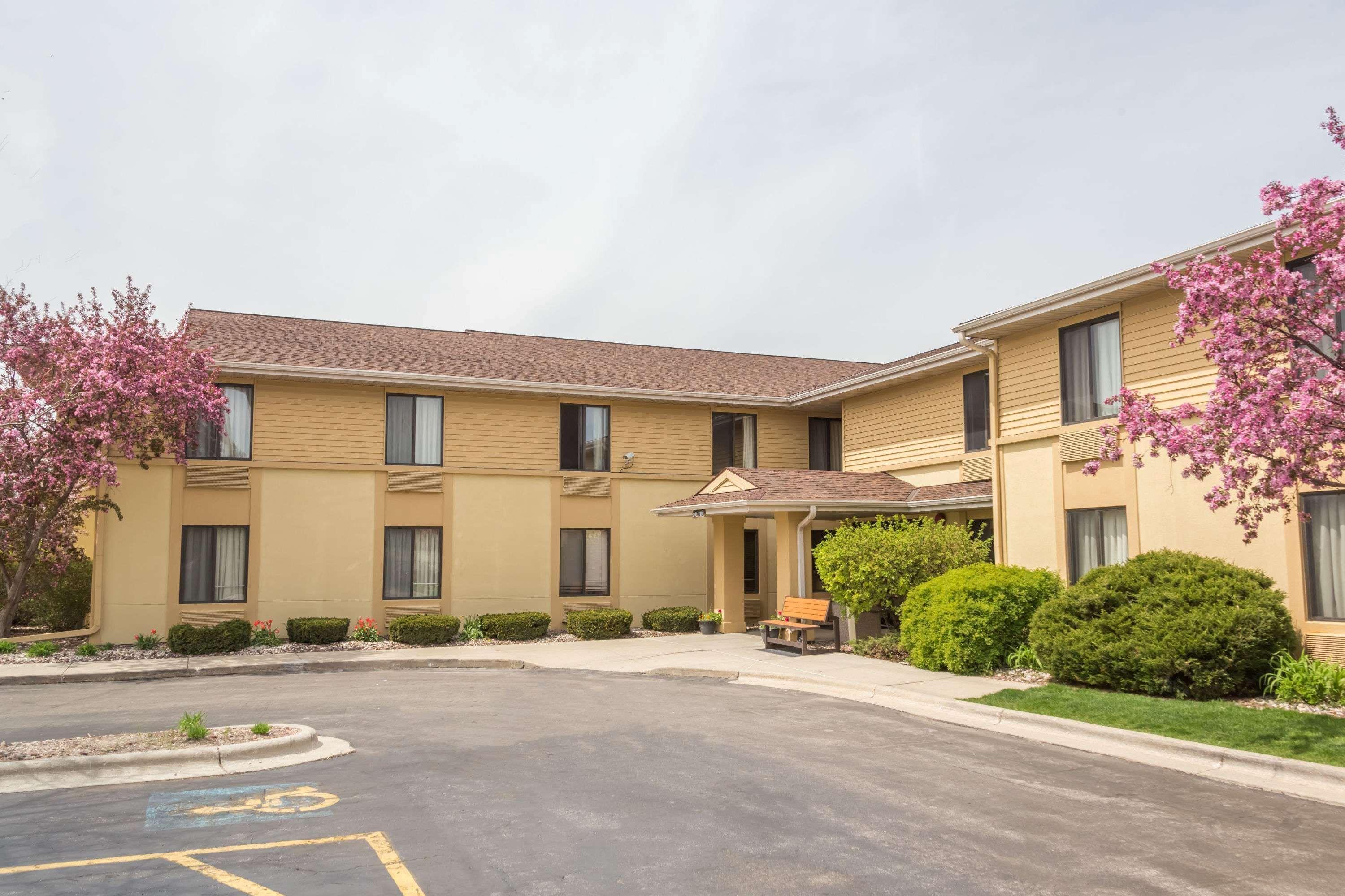 Hotel Super 8 By Wyndham Germantown/Milwaukee Exterior foto