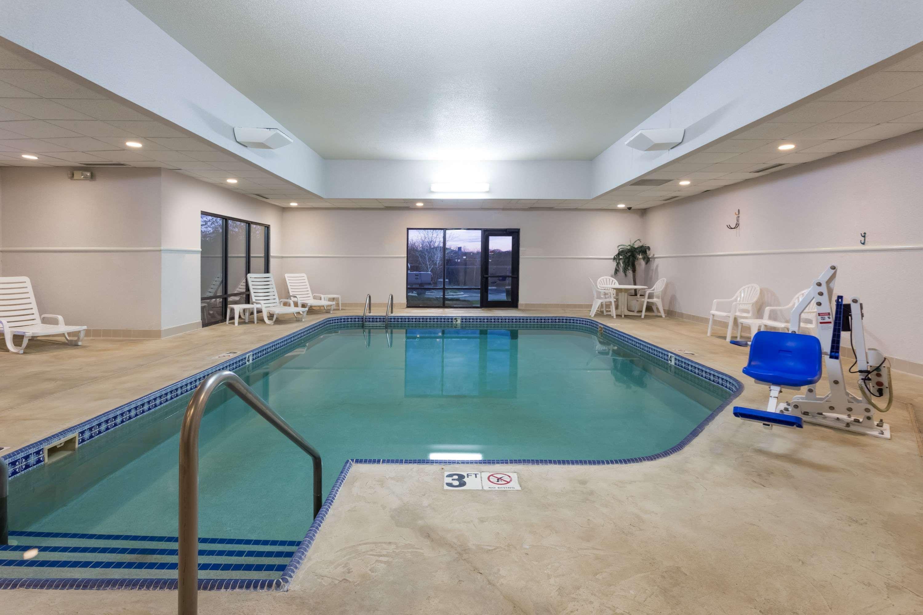 Hotel Super 8 By Wyndham Germantown/Milwaukee Exterior foto