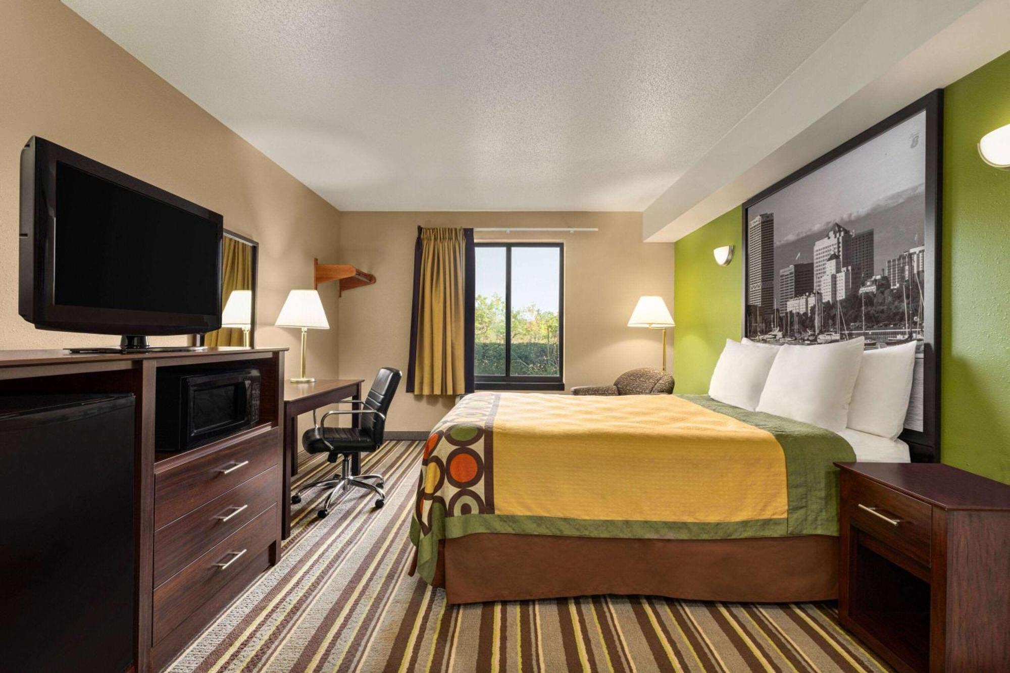 Hotel Super 8 By Wyndham Germantown/Milwaukee Exterior foto
