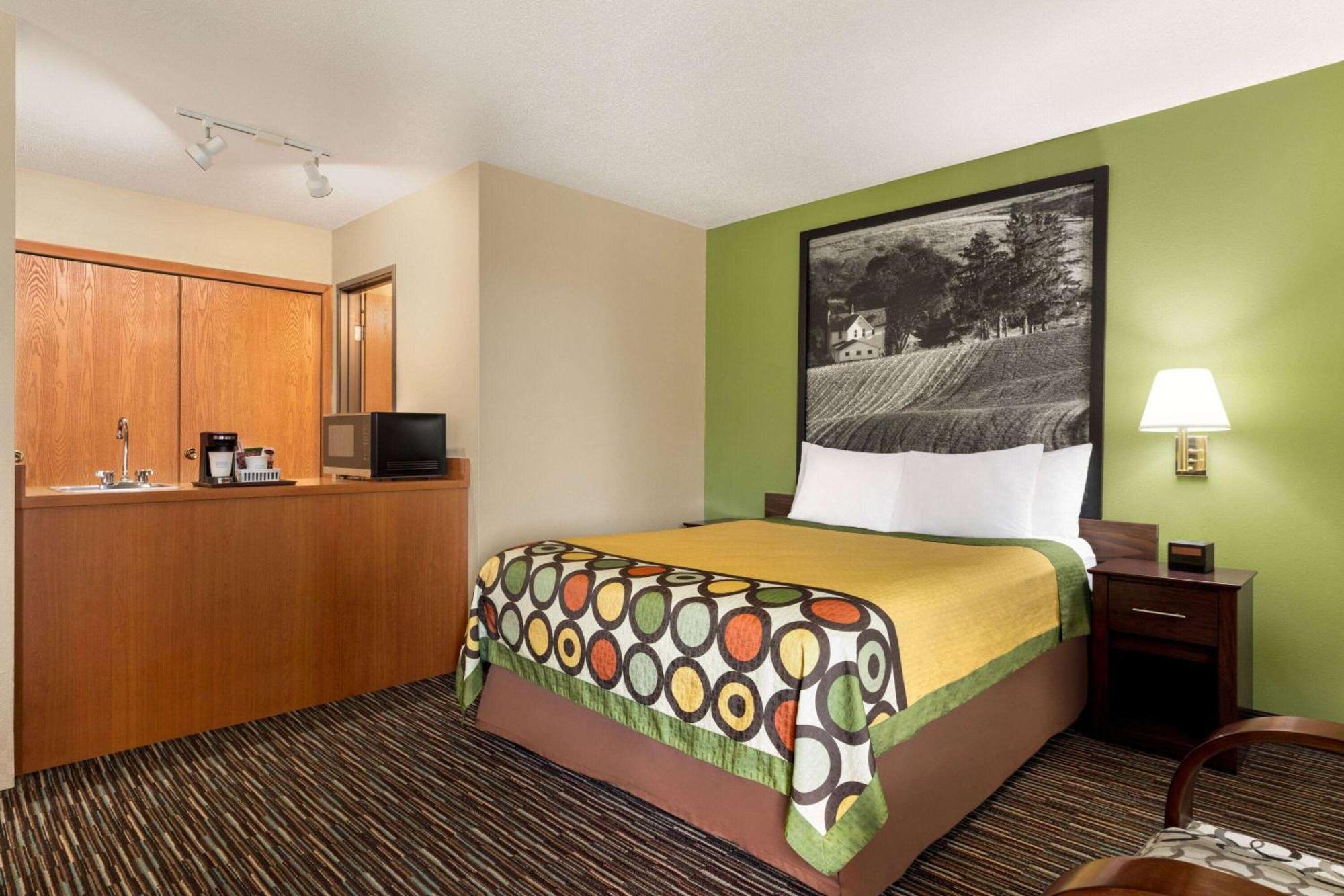 Hotel Super 8 By Wyndham Germantown/Milwaukee Exterior foto