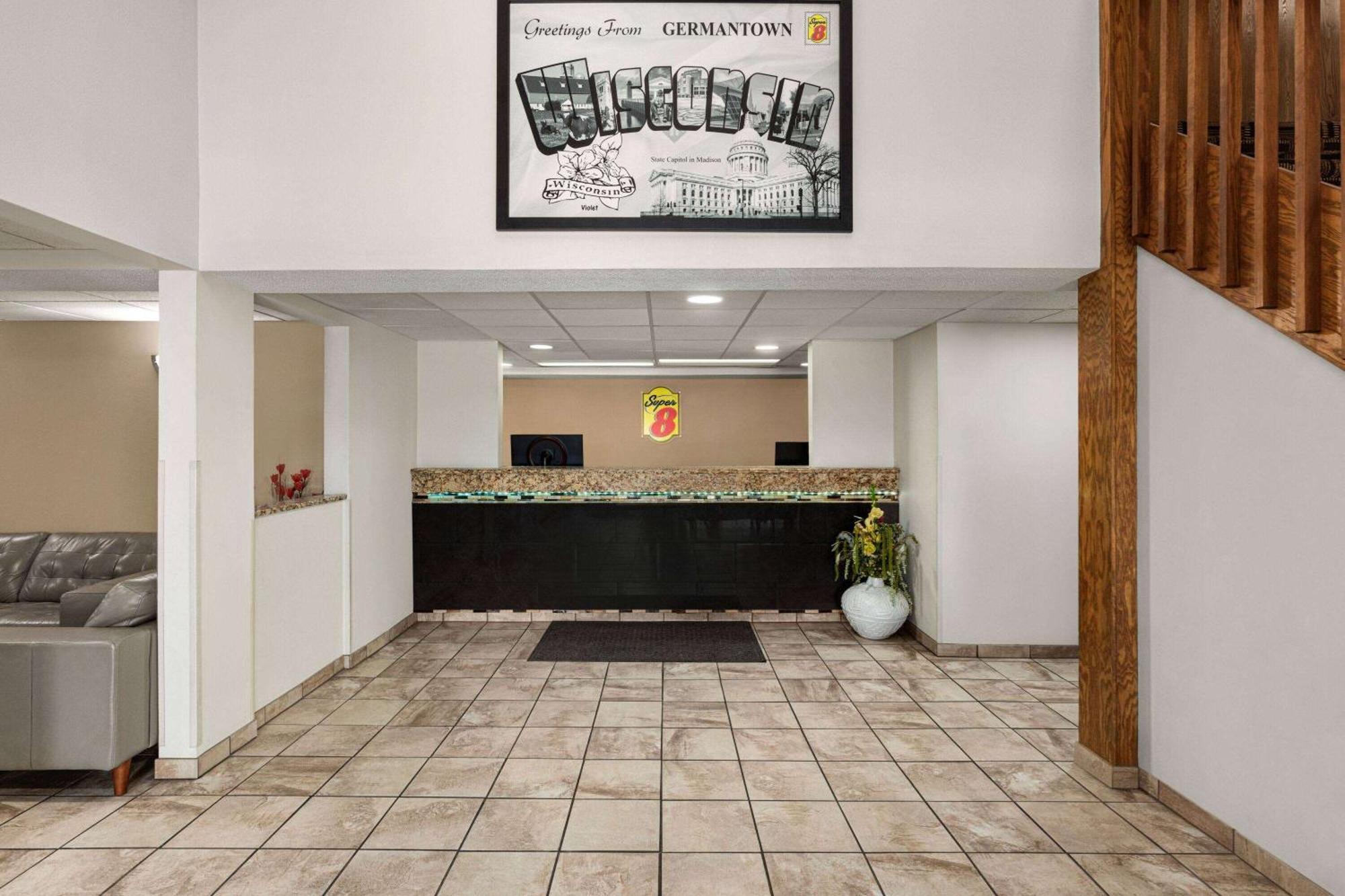 Hotel Super 8 By Wyndham Germantown/Milwaukee Exterior foto