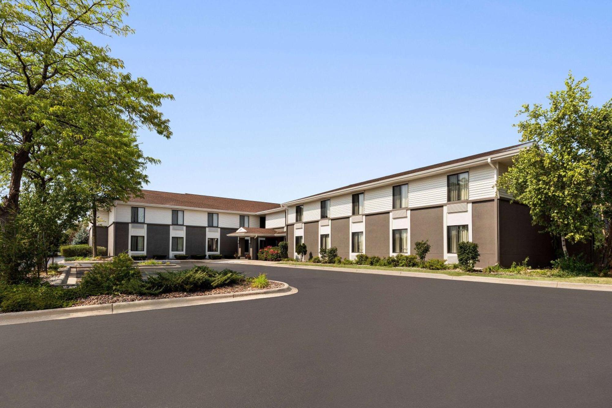 Hotel Super 8 By Wyndham Germantown/Milwaukee Exterior foto